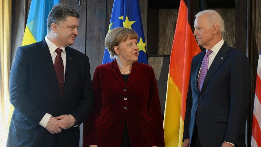 Le président ukrainien Petro Porochenko, la chancelière allemande Angela Merkel et le vice-président américain Joe Biden le 7 février 2015 à Munich