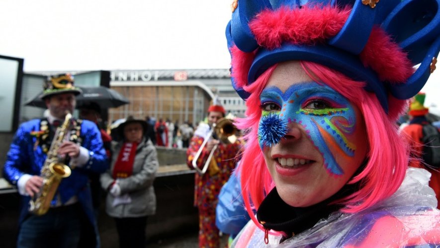 Des festivaliers célèbrent le lancement du carnaval de Cologne, en Allemagne, le 4 février 2016