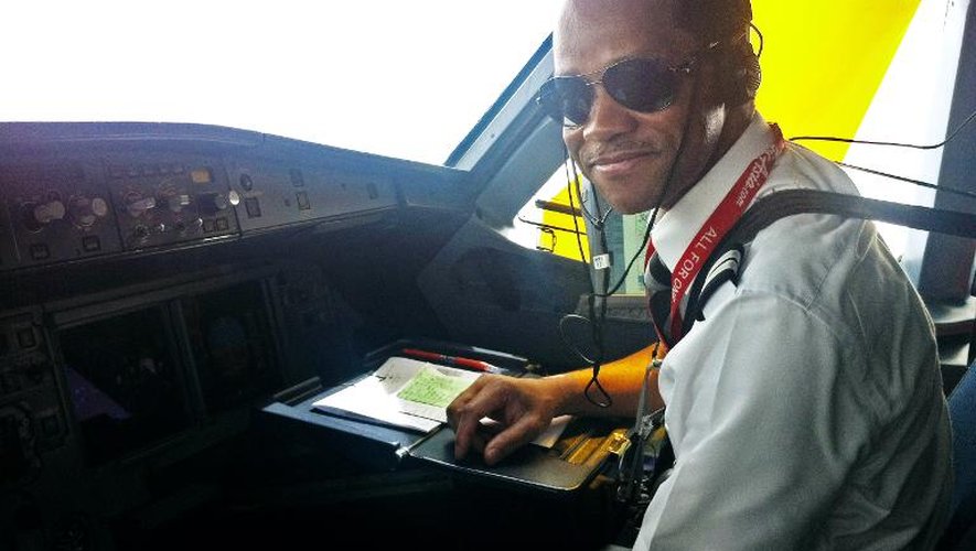 Rémi Plésel aux commandes d'un avion  en 2013 au dessus de la Martinique