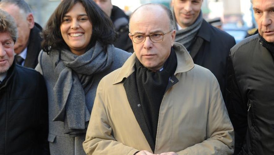 Le ministre de l'Intérieur Bernard Cazeneuve (c), accompagné de la secrétaire d'Etat Myriam el-Khomri (g), en charge de la Politique de la ville, le 7 février 2015, à Lunel, dans l'Hérault