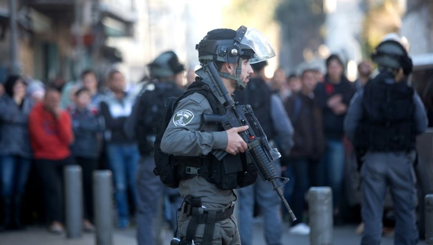 Des policiers israéliens montent la garde, le 3 février 2016, après une attaque par trois Palestiniens contre la police à Jérusalem