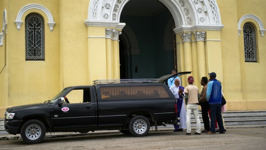Un prêtre reçoit les proches d'une personne décédée, à La Havane le 27 janvier 2016