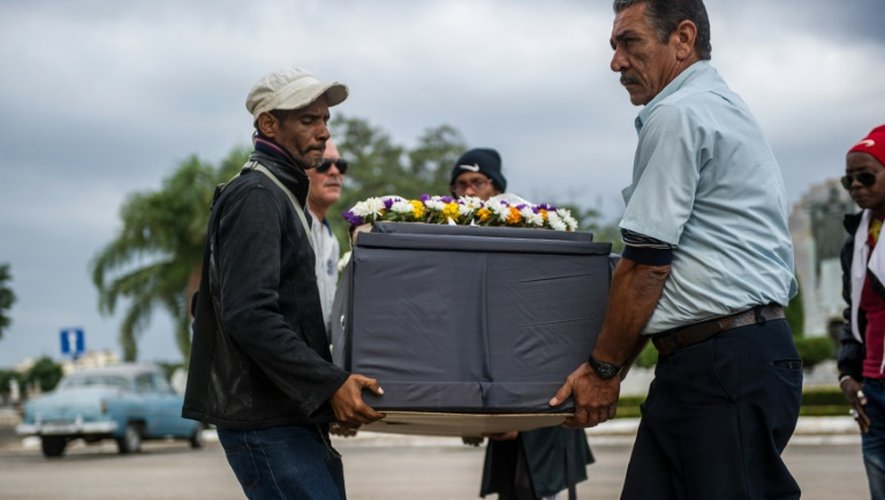 Des Cubains transportent un cercueil à La Havane, le 27 janvier 2016