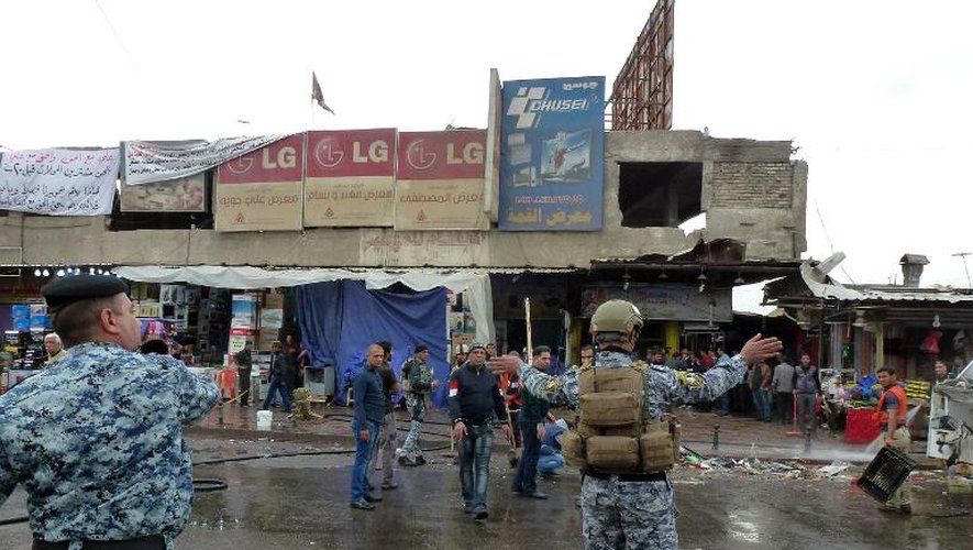 La police sécurise le lieu d'un attentat suicide à Bagdad le 7 février 2015