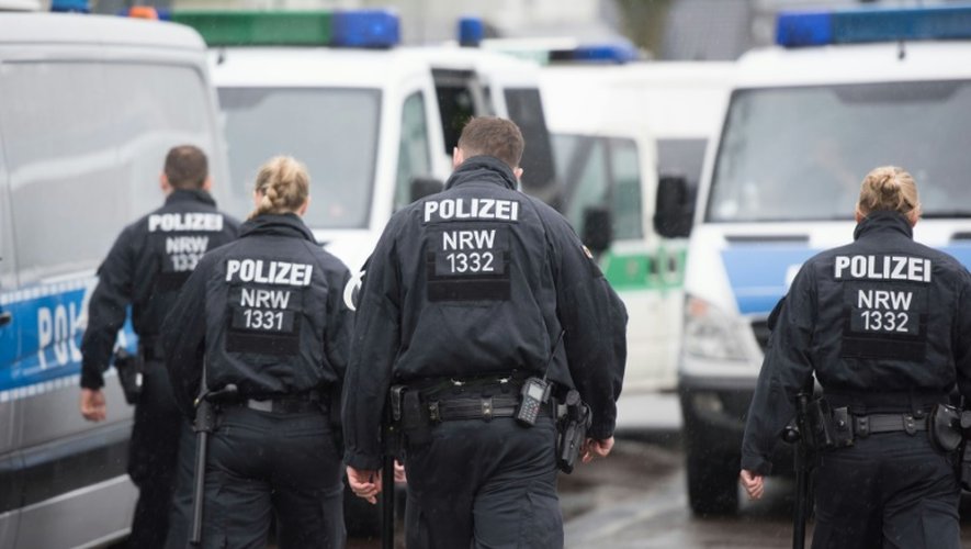 Des policiers lors d'une opération dans des foyers de réfugiés à Attendorn, le 4 février 2016 en Allemagne