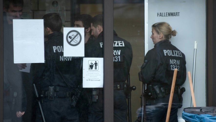 Des policiers dans un foyer de réfugiés lors d'une opération à Attendorn, le 4 février 2016 en Allemagne