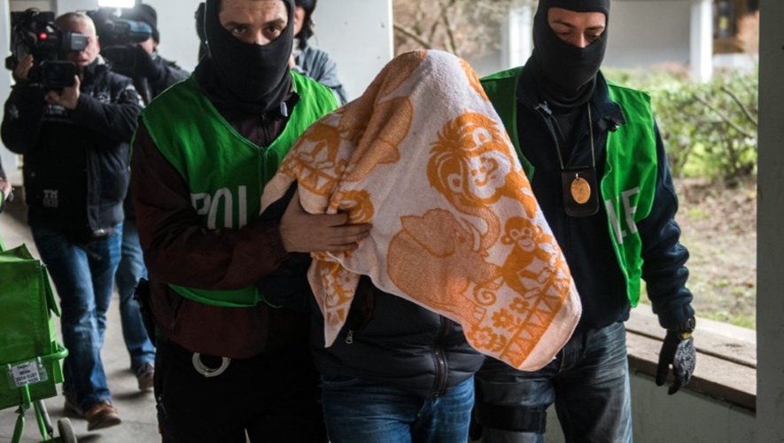 Des policiers arrêtent un homme lors d'une perquisition, le 4 février 2016 à Berlin, en Allemagne