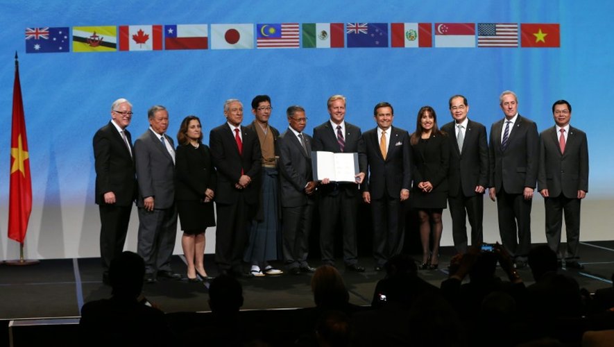 Le Premier ministre néo-zélandais John Key et les ministres représentant 12 pays posent pour une photo commune après la signature du Traité transpacifique à Auckland le 4 février 2016