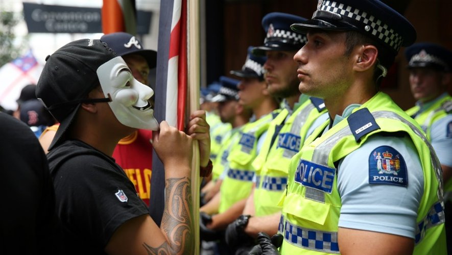 Policiers et manifestants opposés au Partenariat transpacifique face à face à Auckland le 4 février 2016