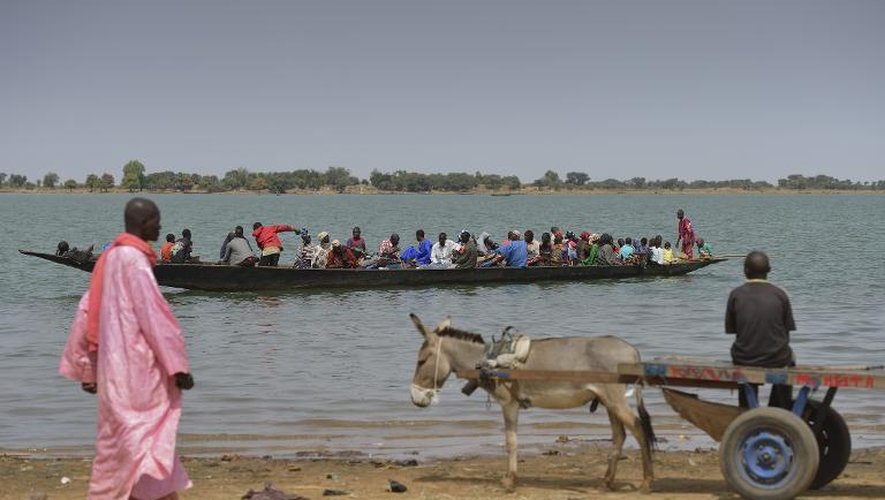Des habitants traversent le fleuve Niger en bateau, le 22 janvier 2013, à Ségou, à 240 km au nord de Bamako