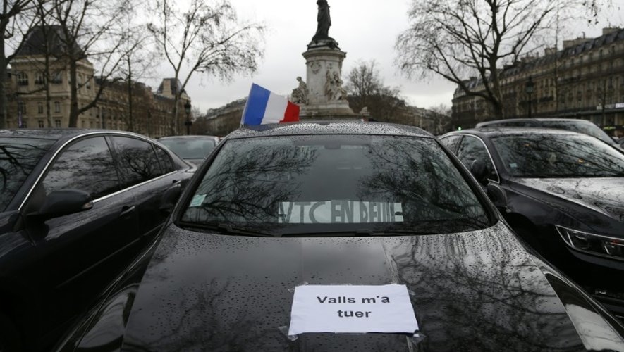 Des chauffeurs de VTC manifestent place de la République à Paris le 4 février 2016