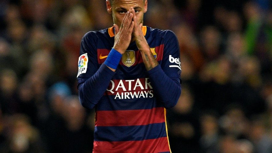 L'attaquant brésilien de Barcelone Neymar après avoir manqué un penalty face à Valence en demi-finale aller de Coupe du Roi, le 3 février 2016 au Camp Nou