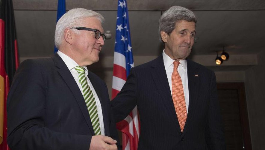 Le secrétaire d'Etat américain John Kerry (droite) et le ministre allemand des Affaires étrangères Frank-Walter Steinmeier à Munich le 7 février 2014