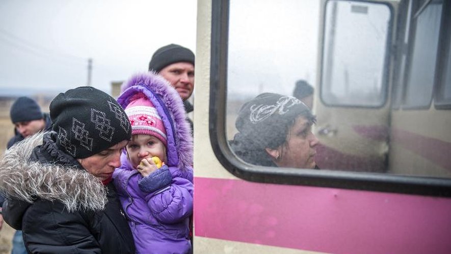 Des civils évacués en urgence dans des autocars le 5 février 2015 à Debaltseve