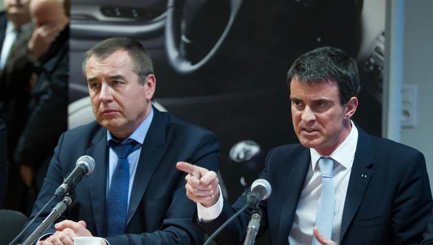 Le candidat PS Frédéric Barbier et le Premier ministre Manuel Valls lors d'une conférence de presse le 5 février 2015 à Montbelliard