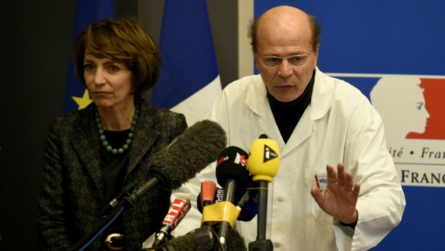 La ministre de la Santé Marisol Touraine et le professeur Gilles Edan du service neurologique du CHU de Rennes, à Rennes le 15 janvier 2016, lors d'un point presse sur l'état de santé des 6 patients hospitalisés après un essai clinique