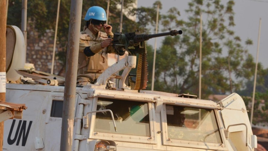 Un Casque bleu de la Minusca patrouille à Bangui le 24 décembre 2015