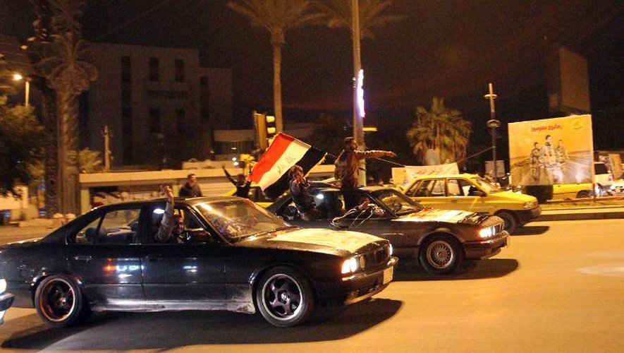 Les Irakiens célèbrent  la fin du couvre-feu le 8 février 2015 à Bagdad en parcourant les rues de la capitale en voiture