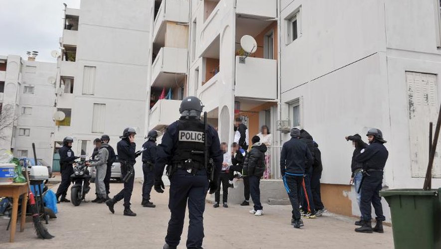 Des policiers effectuent des contrôles d'identité lors d'une opération anti-drogue le 12 janvier 2012 dans le quartier Bassens à  Marseille