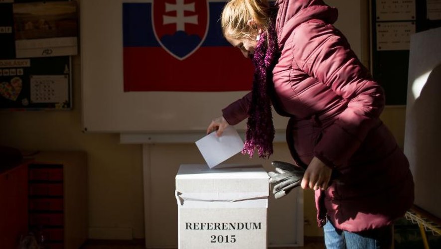Une électrice dépose son bulletin dans l'urne le 7 février 2015 à Bratislava