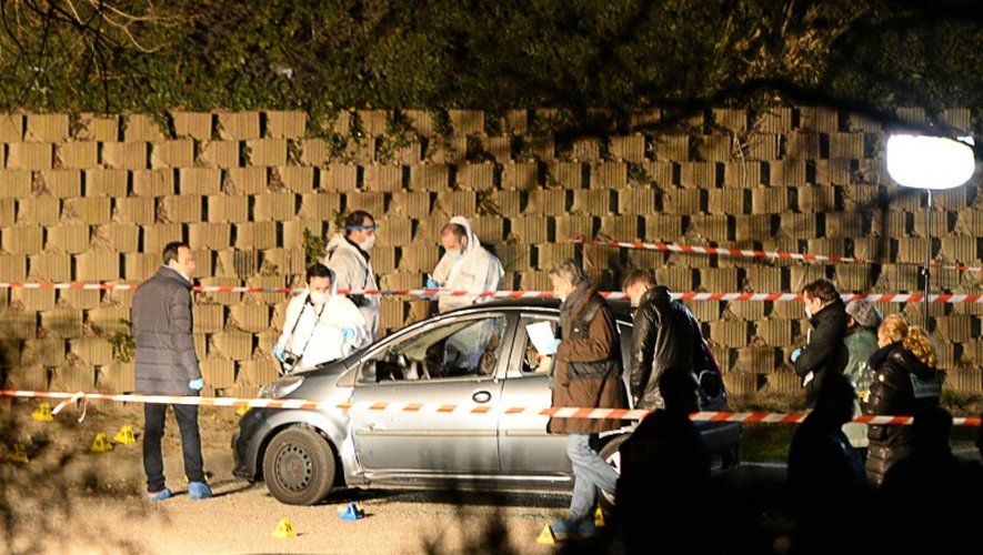 Des enquêteurs sur les lieux où deux hommes ont été tués à Marseille, le 5 février 2016