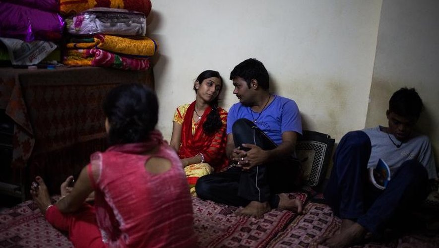 Un couple indien, Deepika (2e à g), 24 ans, et Vibhor (2e à d), du même âge, dans un refuge mis à leur disposition par l'association Love Commandos à New Delhi, le 19 octobre 2014