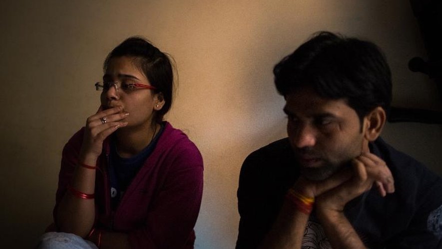 Les Indiens Vandna (g), 22 ans, et Dilip, 28 ans, racontent à l'AFP comment ils se sont rencontrés et les pressions qu'ils ont subies de leur famille, le 2 décembre 2014 à New Delhi