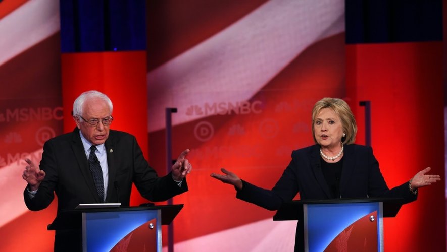 Les candidats à la primaire démocrate américaine, Bernie Sanders (g) et Hillary Clinton, le 4 février lors d'un débat télévisé