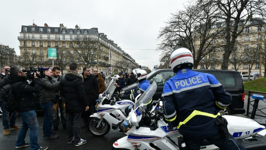 Des chauffeurs de VTC face à des policiers place de la Nation le 4 février 2016 à Paris