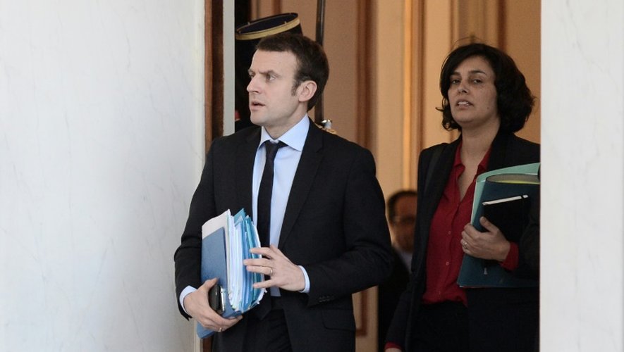 Le ministre de l'Economie Emmanuel Macron et la ministre du Travail Myriam El Khomri à l'issue du Conseil des ministres le 3 février 2016 à l'Elysée à Paris