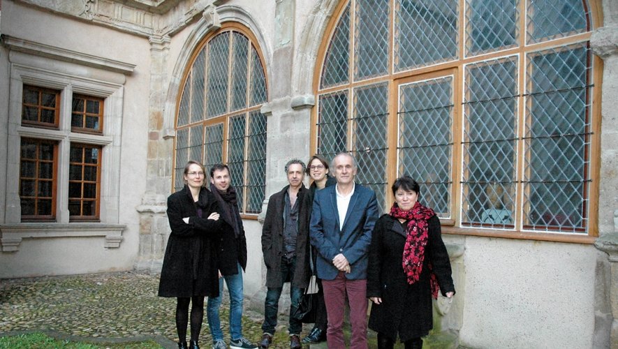 Les élus, Jean-Philippe Savignoni et l’équipe du service patrimoine, à l’Institut de la Pierre, hôtel de Valady, un lieu incontournable dans l’histoire de Rodez.