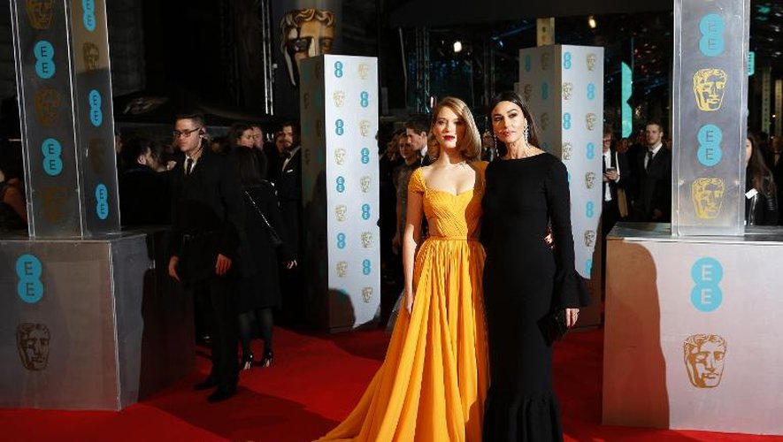 L'actrice française Léa Seydoux () gauche) et l'actrice italienne Monica Bellucci à Londres le 8 février 2015