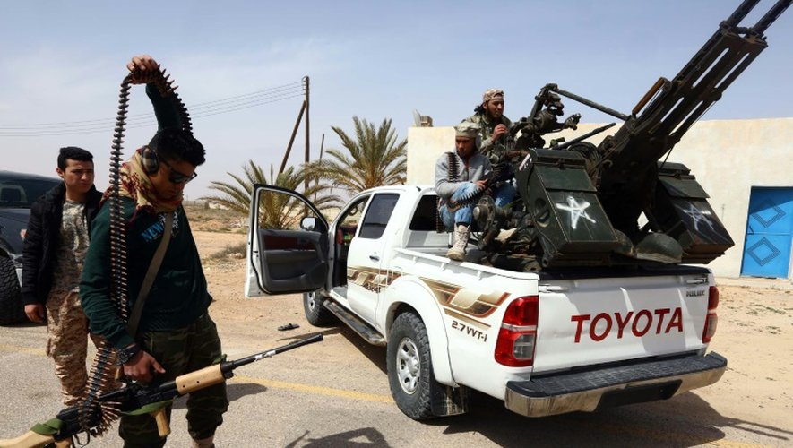 Des forces libyennes se préparent à combattre des jihadises du groupe EI le 16 mars 2015 à Syrte