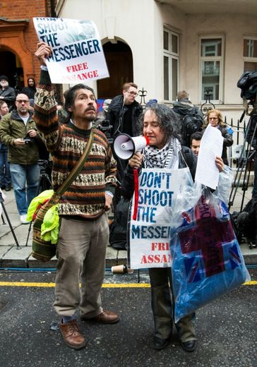 Des militants pro-Assange, fondateur de Wikileaks, manifestent devant l'ambassade d'Equateur, le 5 février 2016 à Londres
