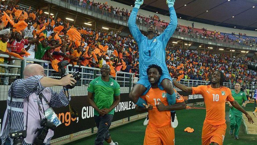 Le gardien de la Côte d'Ivoire Barry Copa, héros des tirs au but, est porté en triomphe après la victoire en finale de la CAN, le 8 février 2015 à Bata