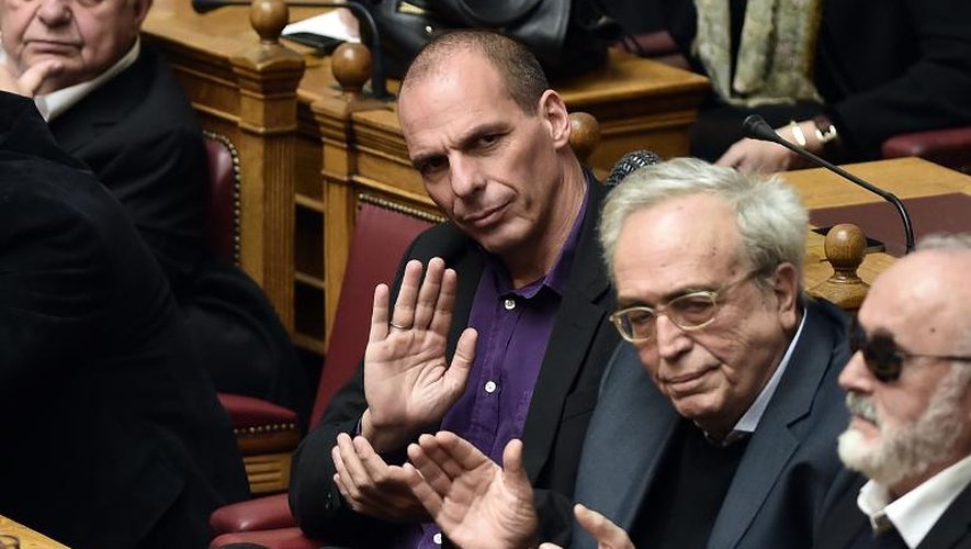 Le ministre grec des finances Yanis Varoufakis (gauche) applaudit Alexis Tsipras à Athènes le 8 février 2015