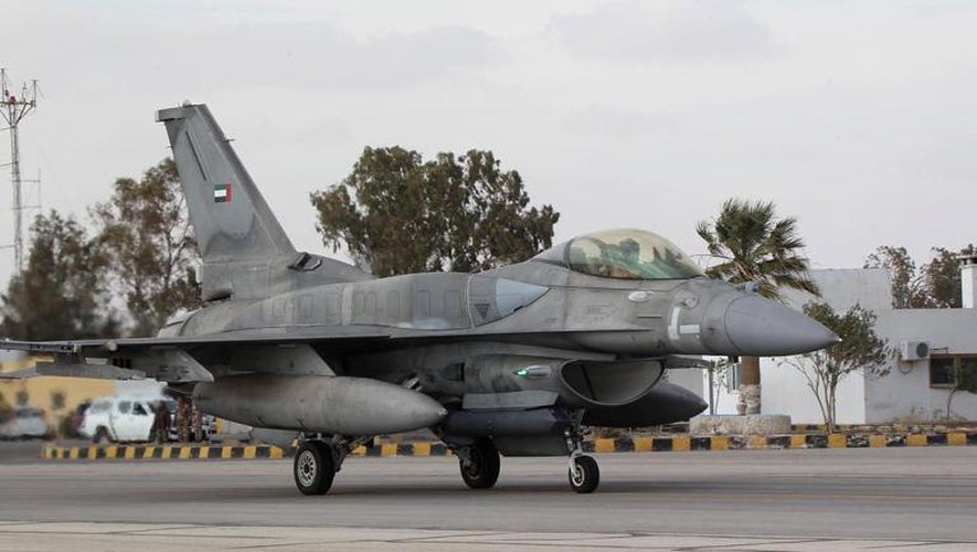 Photo fournie le 8 février 2015 par l'agence jordanienne Petra d'un F16 arrivant sur une base aérienne de Jordanie