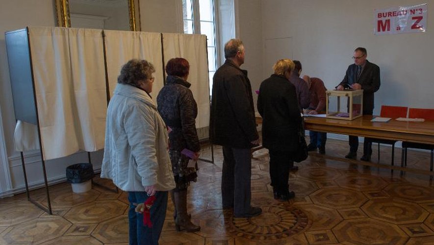 File d'attente d'électeurs le 8 février 2015 dans un bureau de vote de Pont-de-Roide