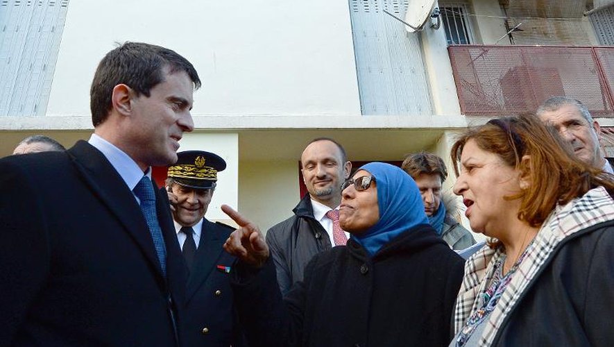 Le Premier ministre Manuel Valls le 27 janvier 2014 avec des habitants du quartier  Picon-Busserine dans la banlieue de Marseille
