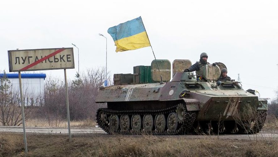 Un char ukrainien arborant le drapeau national le 8 février 2015 à Lugansk
