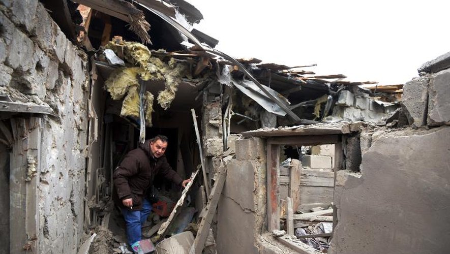 Un homme au milieu des décombres de sa maison détruite le 8 février 2015 à Donetsk