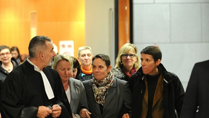 Bernadette Dimet (C) avec des proches à la sortie du tribunal, le 5 février 2016 à Grenoble