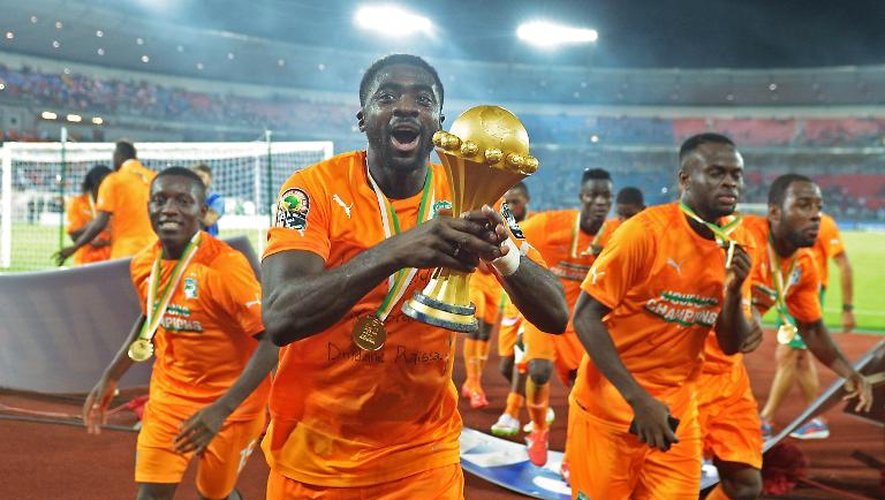 Le défenseur Kolo Tour, trophée en main, célèbre la victoire de l'équipe de Côte d'Ivoire contre le Ghana en finale de la Coupe d'Afrique des nations de football, le 8 février 2015 à Bata