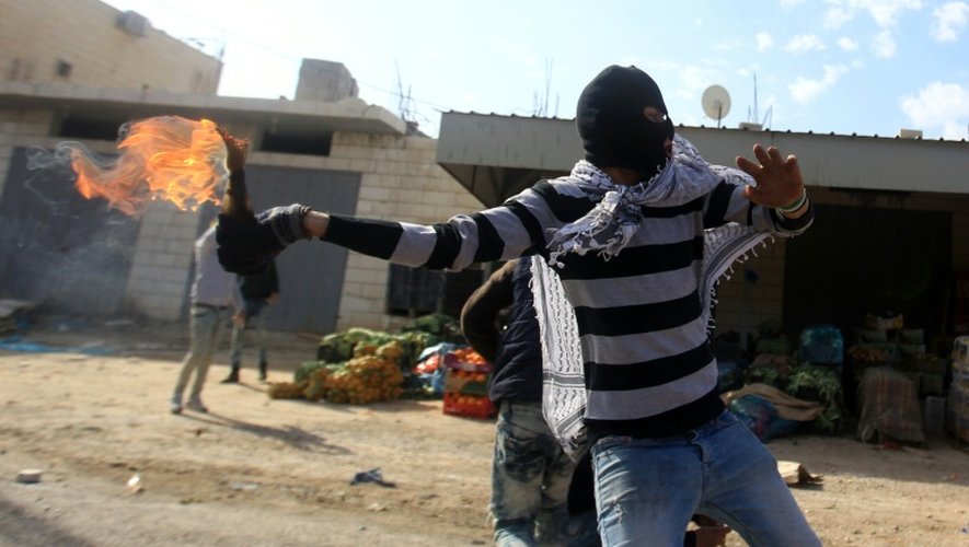 Un Palestinienne lance un cocktail Molotov contre les forces de sécurité israélienne à Qabatiya près de la ville de Jénine en Cisjordanie, le 5 février 2016