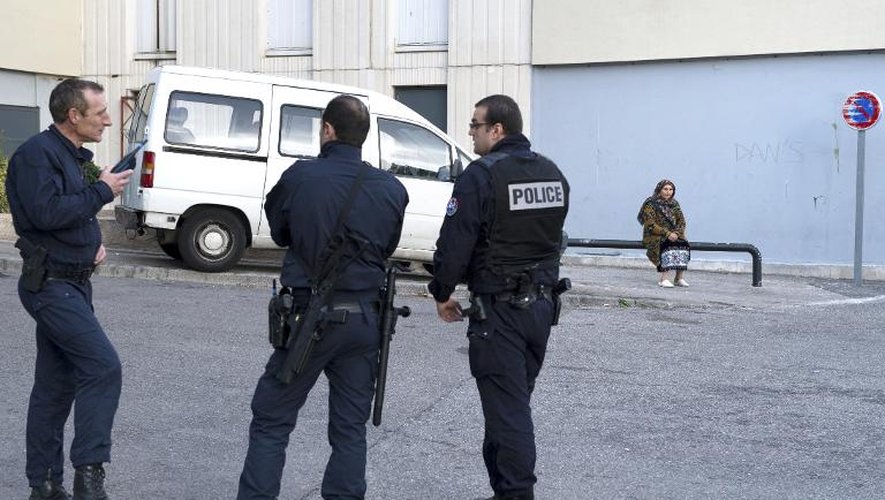 Des policiers à la Castellane le 8 novembre 2013 à Marseille