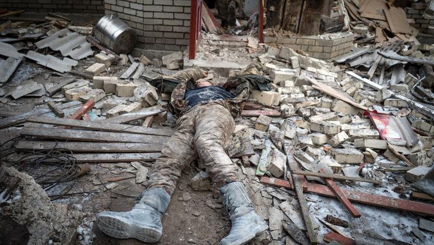 Le corps d'un soldat ukrainien le 7 février 2015 dans la ville de Vuglegirsk, dans la région de Donetsk, à l'est de l'Ukraine