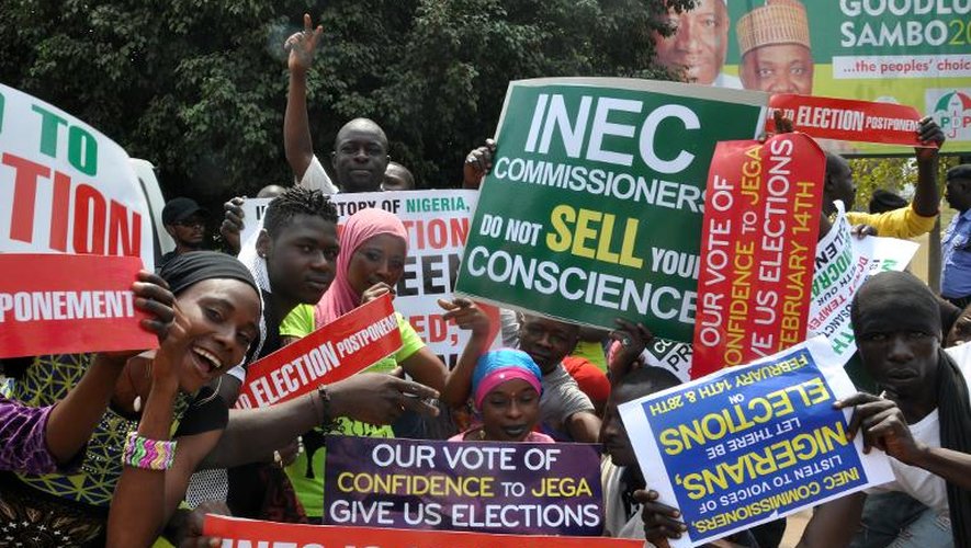 Des personnes manifestent contre le report des élections à Abuja le 7 février 2015