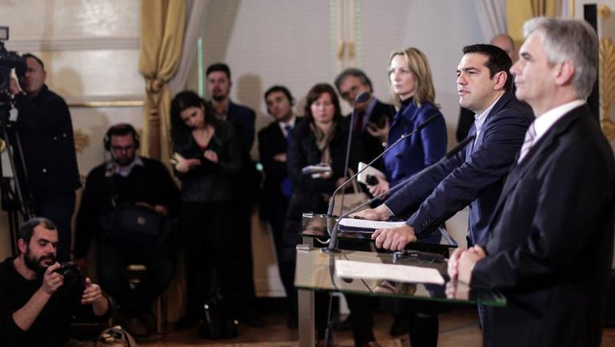 Le chef du gouvernement grec Alexis Tsipras (2e à d) donne une conférence de presse aux côtés de son homologue autrichien Werner Faymann, le 9 fevrier 2015 à Vienne