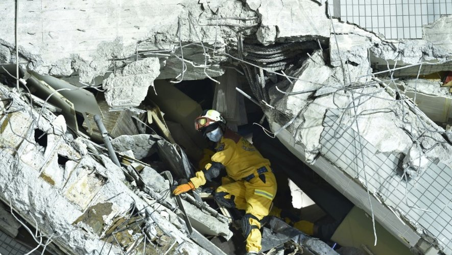 Des équipes de secours recherchent des survivants d'un puissant séisme à Tainan, dans le sud de Taïwan, le 6 février 2016