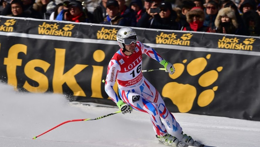 Le Français Adrien Théaux lors de la descente de Jeongseon, en Corée du Sud, lors de la Coupe du monde messieurs de ski alpin, le 6 février 2016